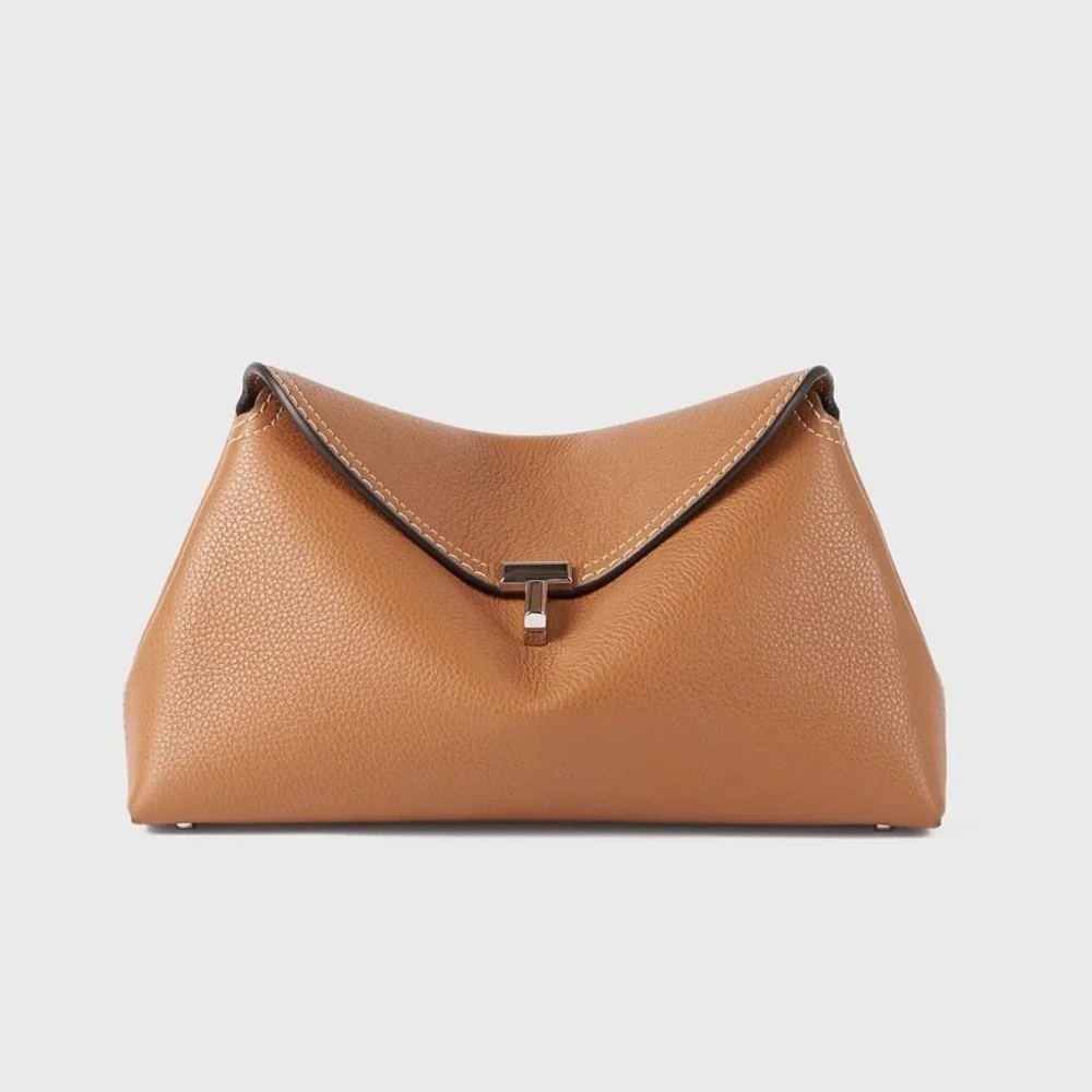 Toteme T-lock grained-leather clutch tan - Picture 4 of 10